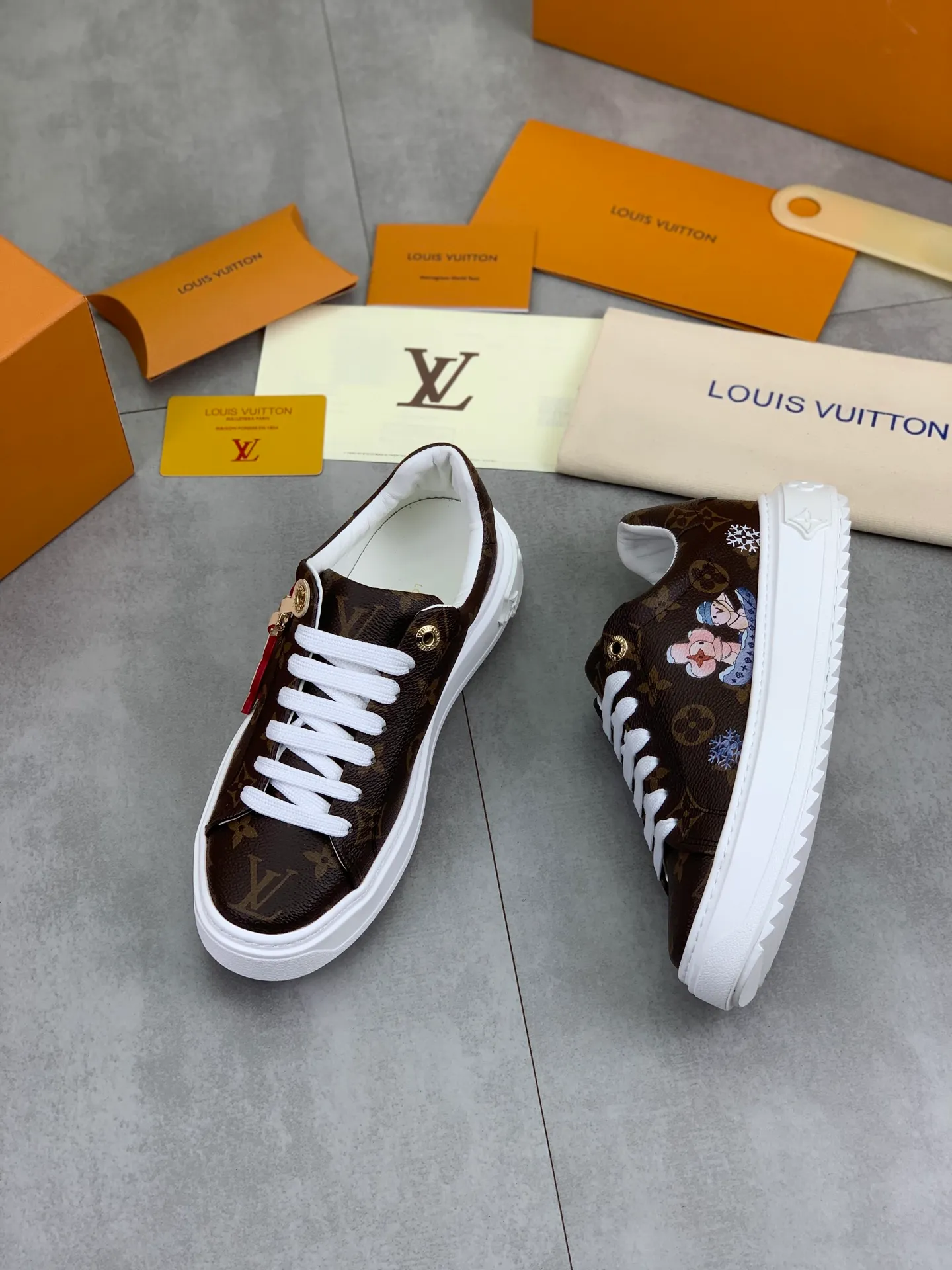 Factory price P700 💶 Top version [LOUIS VUITTON] Couple 🧑‍🤝‍🧑 Craftsman style Counter series (original order) New style 🍀LV Louis Vuitton - top version LV classic high-top trendy shoes! Made of imported original craft calfskin, original breathable lining, and original wear-resistant, lightweight, high-end TPU outsole! High quality products! 3️⃣ colors available, code numbers: female 35-39, male 39-44 (female 40, male 45 46 customized)